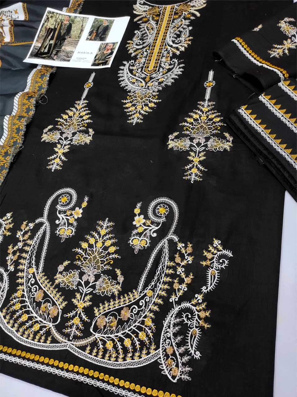 Maria B Lawn Embroiderd 3Pc Unstiched Suit With Printed Bana Dora Shawl